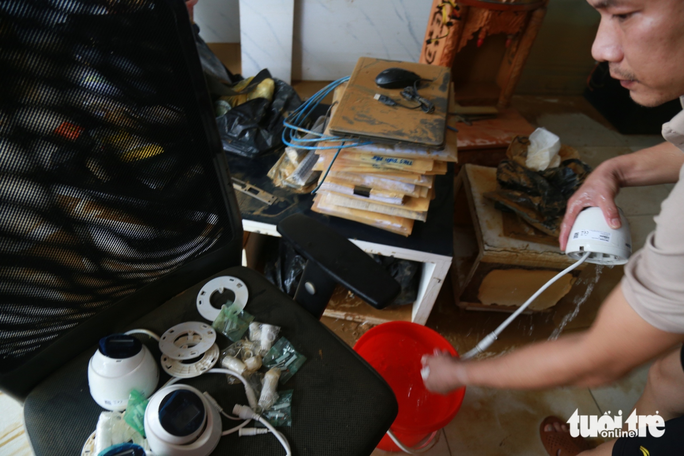 顺化商户在洪水后茫然看着受损商品